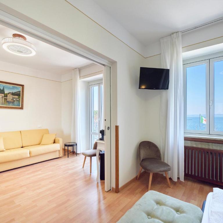 Hotel San Marco - Camera Familiare con Balcone e Vista Lago - 7