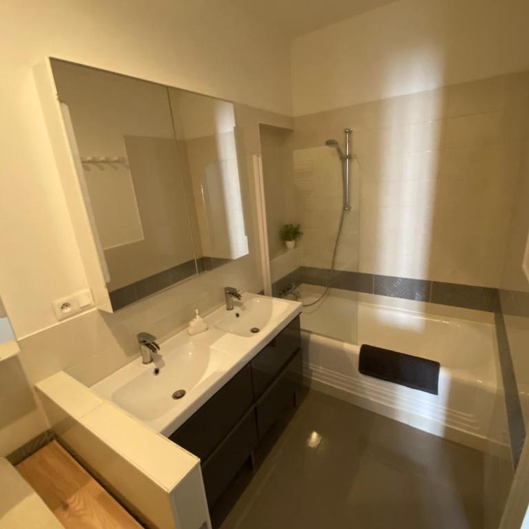 Beautiful 3BR Apt in Lyon Center - Three-Bedroom Apartment - 9