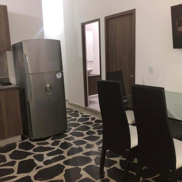 Apartamento amplio en laureles, excelente ubicación, 3 alcobas 403 - Apartment - 24