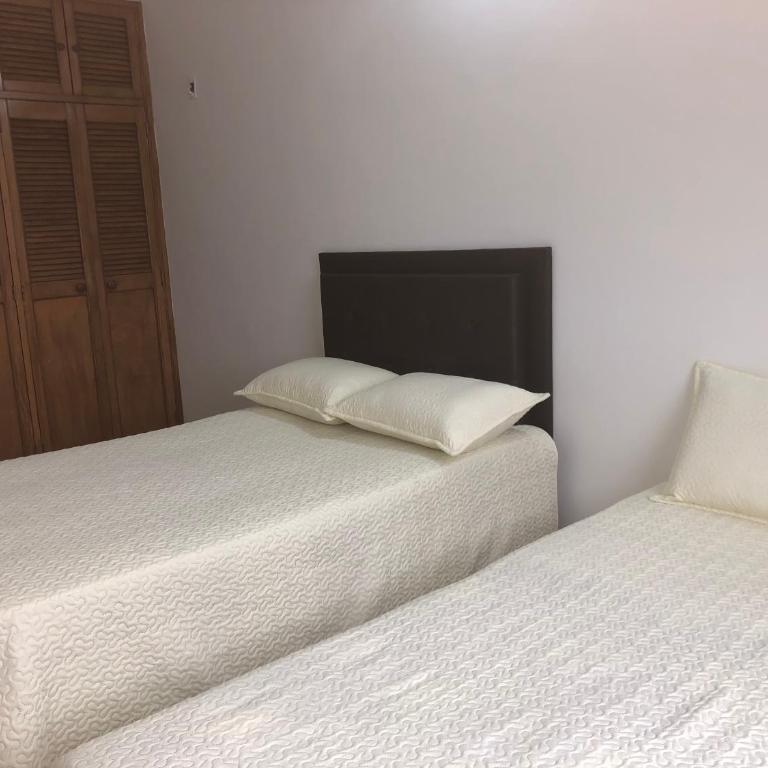 Apartamento amplio en laureles, excelente ubicación, 3 alcobas 403 - Apartment - 28