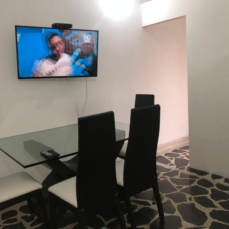 Apartamento amplio en laureles, excelente ubicación, 3 alcobas 403 - Apartment - 40