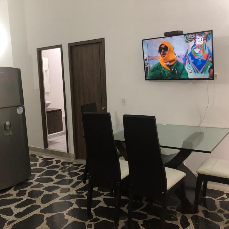 Apartamento amplio en laureles, excelente ubicación, 3 alcobas 403 - Apartment - 43