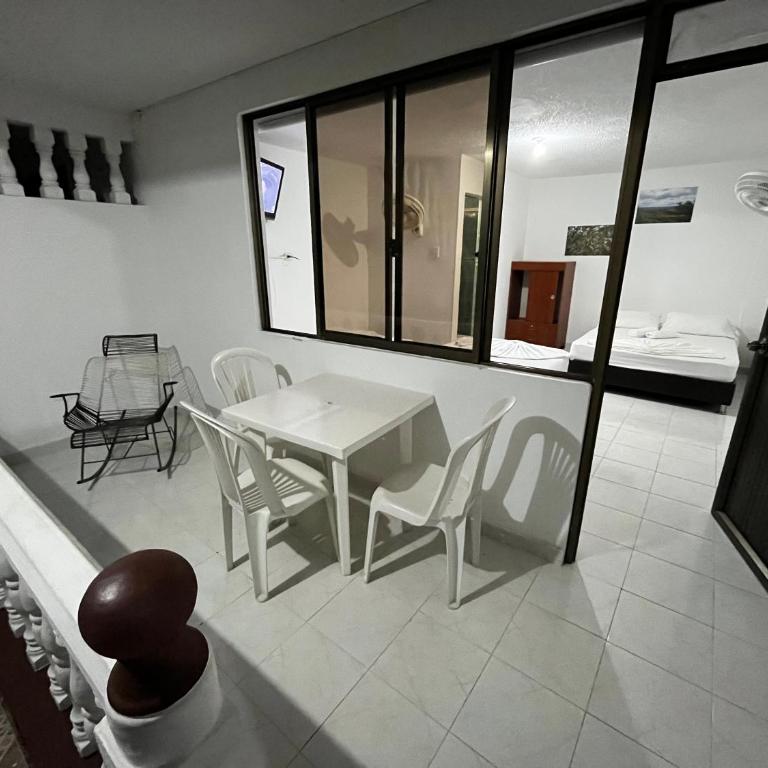 Hotel Restaurante Versalles - Habitación Cuádruple con balcón - 4