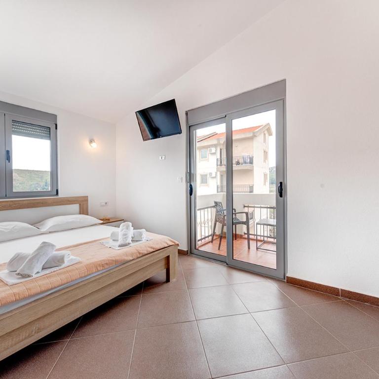 Delfin Apartments - Dvokrevetna Soba sa Bračnim Krevetom i Balkonom - 3