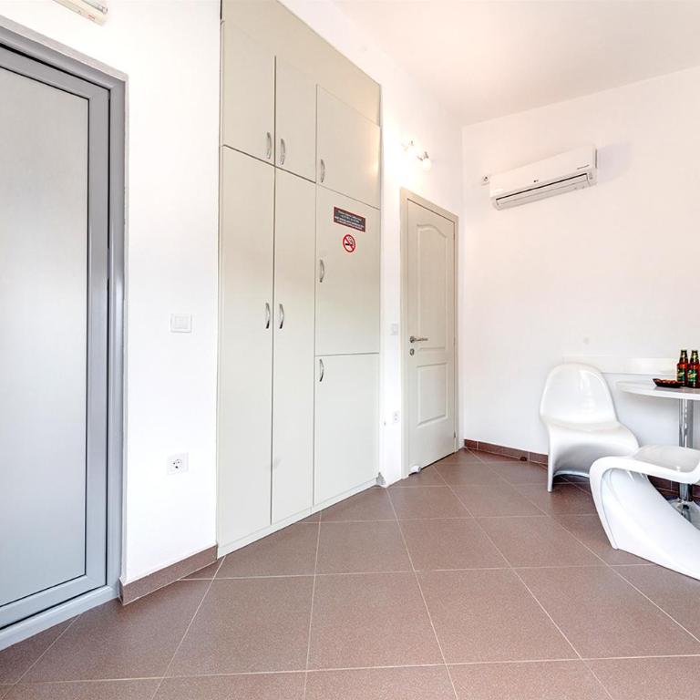 Delfin Apartments - Dvokrevetna Soba sa Bračnim Krevetom i Balkonom - 4
