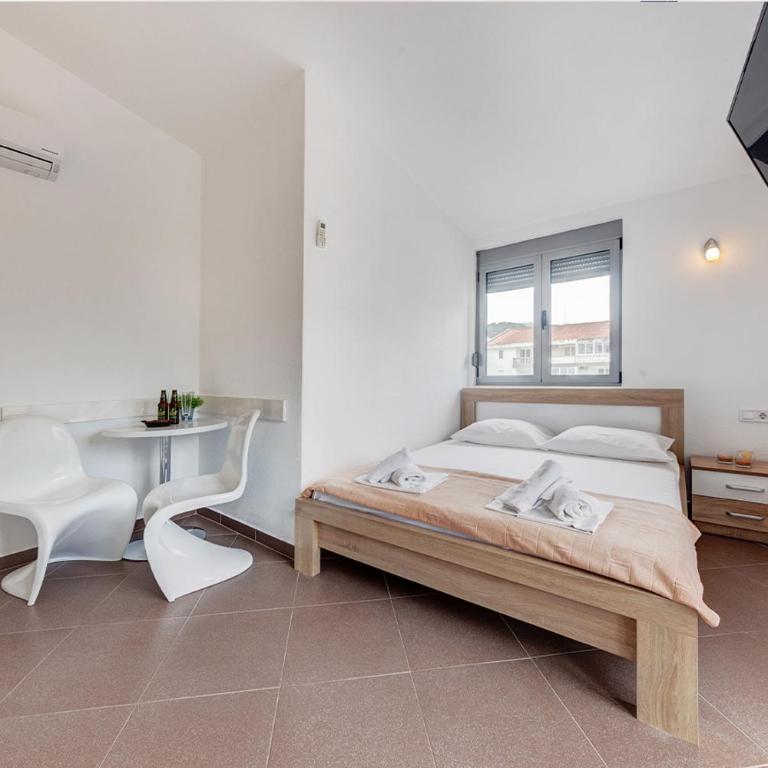 Delfin Apartments - Dvokrevetna Soba sa Bračnim Krevetom i Balkonom - 2