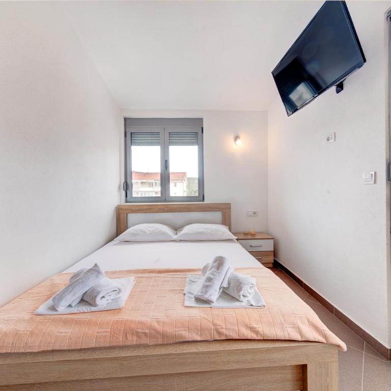 Delfin Apartments - Dvokrevetna Soba sa Bračnim Krevetom i Balkonom - 1