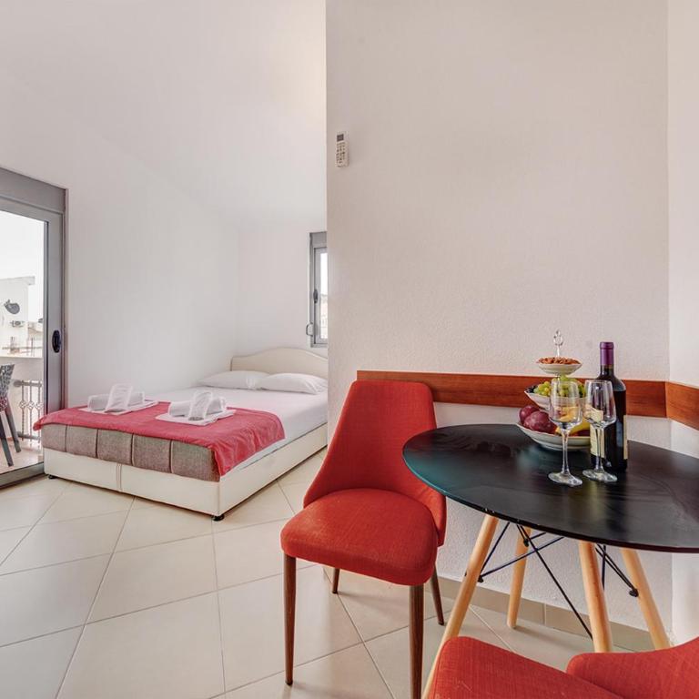 Delfin Apartments - Dvokrevetna Soba sa Bračnim Krevetom i Balkonom - 3