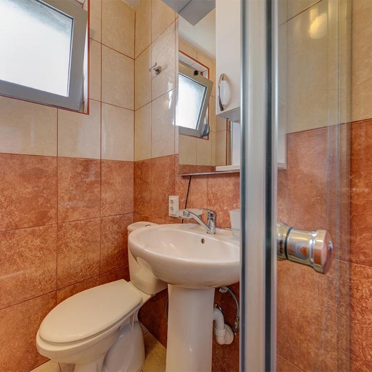 Delfin Apartments - Dvokrevetna Soba sa Bračnim Krevetom i Balkonom - 1