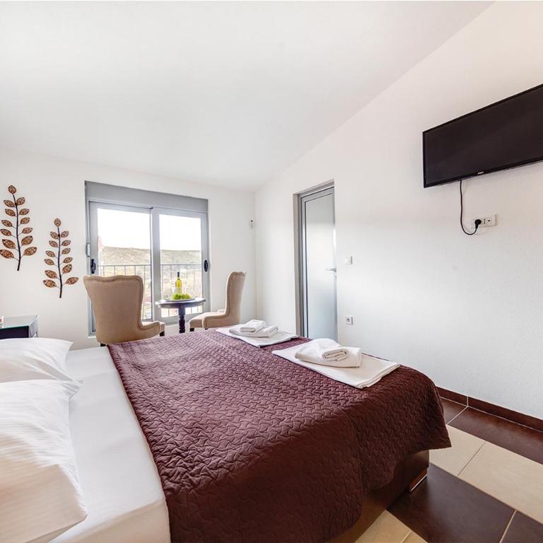 Delfin Apartments - Standardna Dvokrevetna Soba sa Bračnim Krevetom - 1