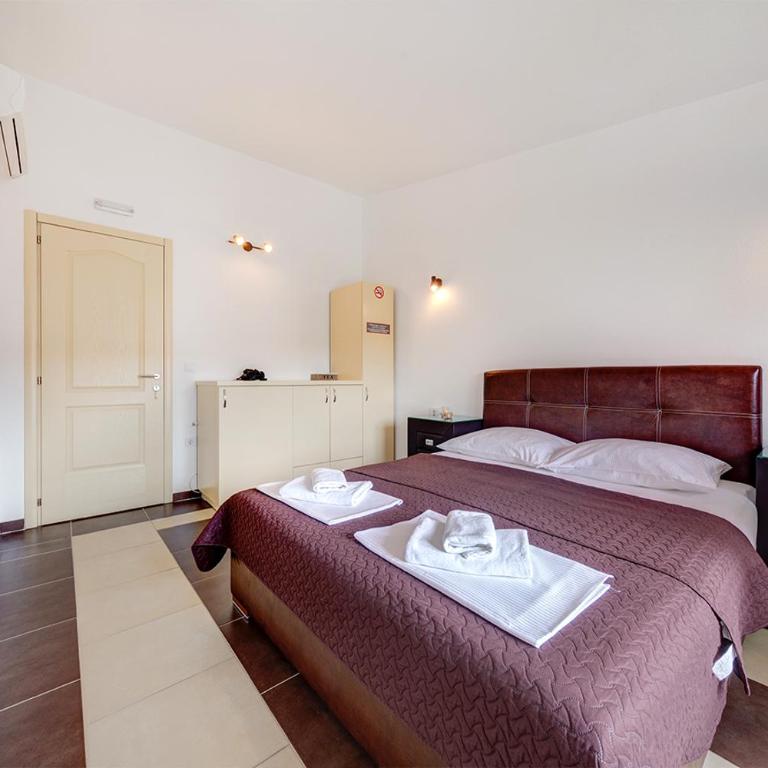 Delfin Apartments - Standardna Dvokrevetna Soba sa Bračnim Krevetom - 2