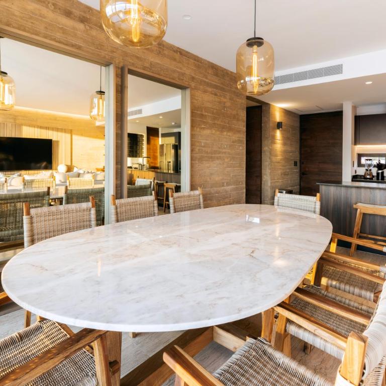 Private Hot Tub - Ocean View - GYM - Free Parking - Three-Bedroom Apartment - 3