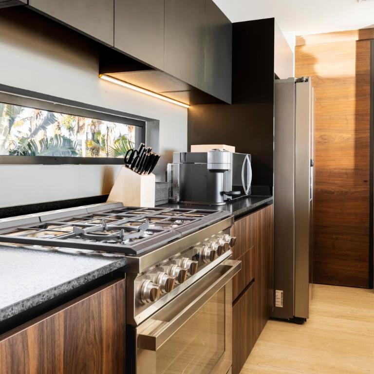 Private Hot Tub - Ocean View - GYM - Free Parking - Three-Bedroom Apartment - 16