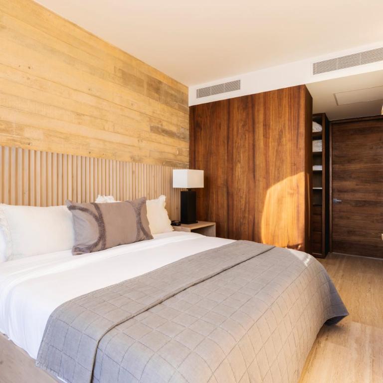 Private Hot Tub - Ocean View - GYM - Free Parking - Three-Bedroom Apartment - 24