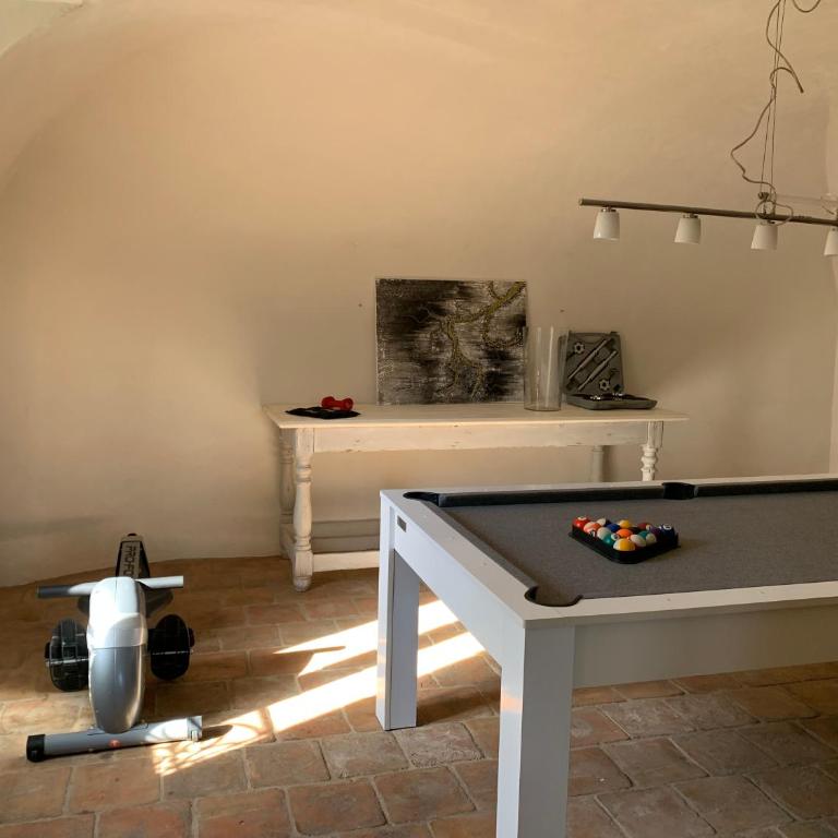 Mas Les Romarins, 10 min d'Uzès, piscine et grand jardin clos, jeux, nid de repos et base pour activités dans le Gard - Villa - Vue sur Jardin - 13
