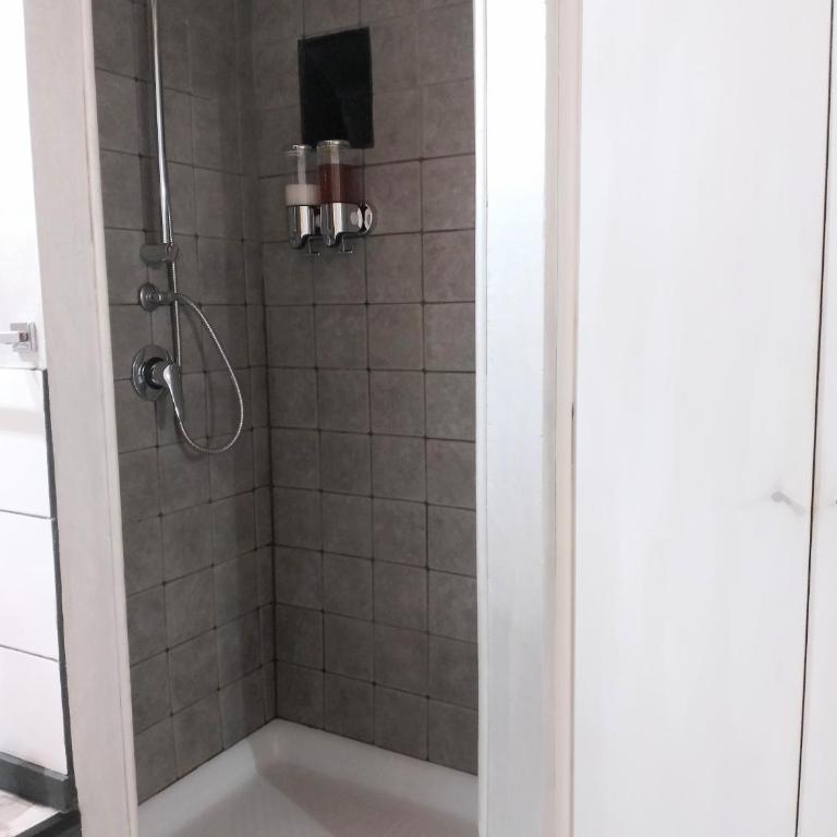 La petite maison de Claire - Two-Bedroom Apartment - 12