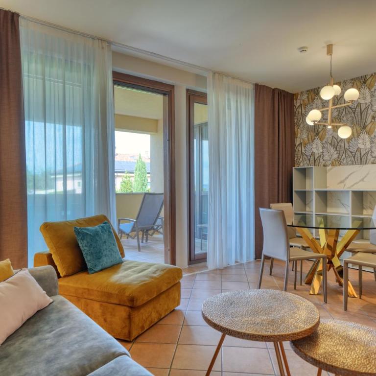 Palazzo della Scala Hotel - Luxury Suites & Spa - Large Two-Bedroom Suite with Balcony and Lake View - 12