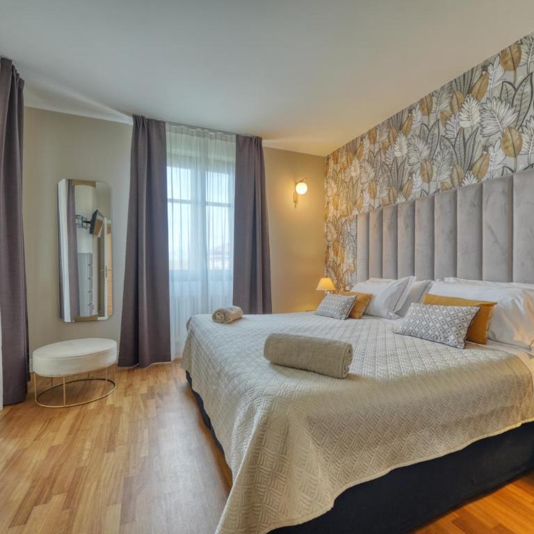 Palazzo della Scala Hotel - Luxury Suites & Spa - Large Two-Bedroom Suite with Balcony and Lake View - 13