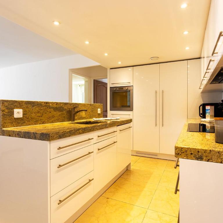 EZE VISTA AP4328 By Riviera Holiday Homes - Apartment with Sea View - 11