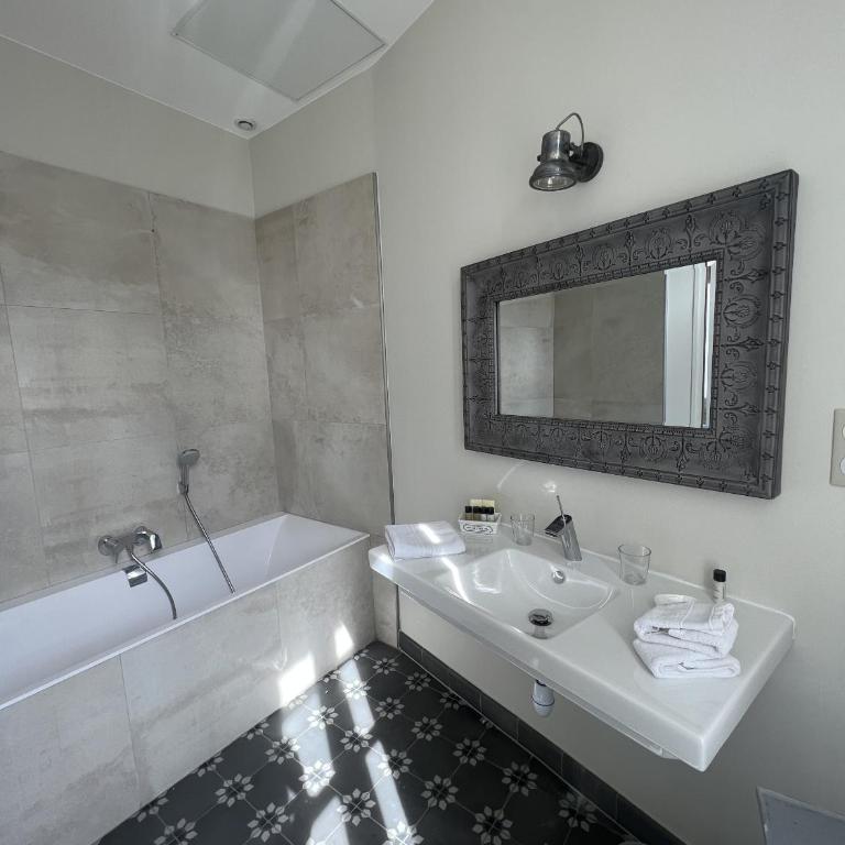 N°15 Les Confidences - Chambres d'Hôtes - Deluxe Doppelzimmer mit Badewanne - 4