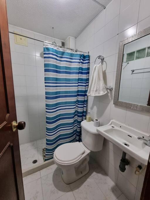 Aparta estudio bonito, independiente bien ubicado - Apartamento de 1 dormitorio - 24