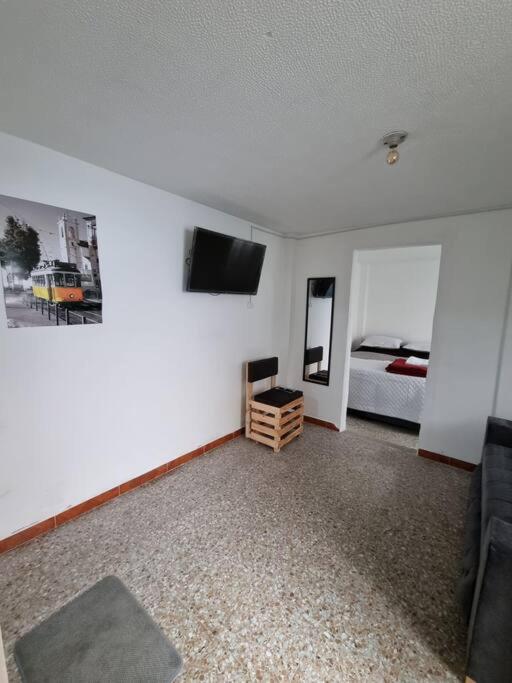 Aparta estudio bonito, independiente bien ubicado - Apartamento de 1 dormitorio - 33