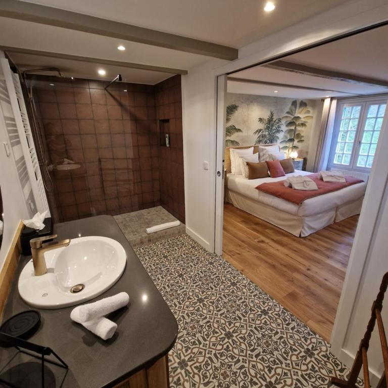Au Moulin Saint Nicol - Honfleur - Chambre 6 : Chambre Double Confort avec Douche - Vue sur Jardin - 1