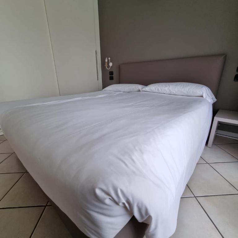 Le Terrazze sul Lago Hotel & Residence - Standard One-Bedroom Suite with Terrace - 2