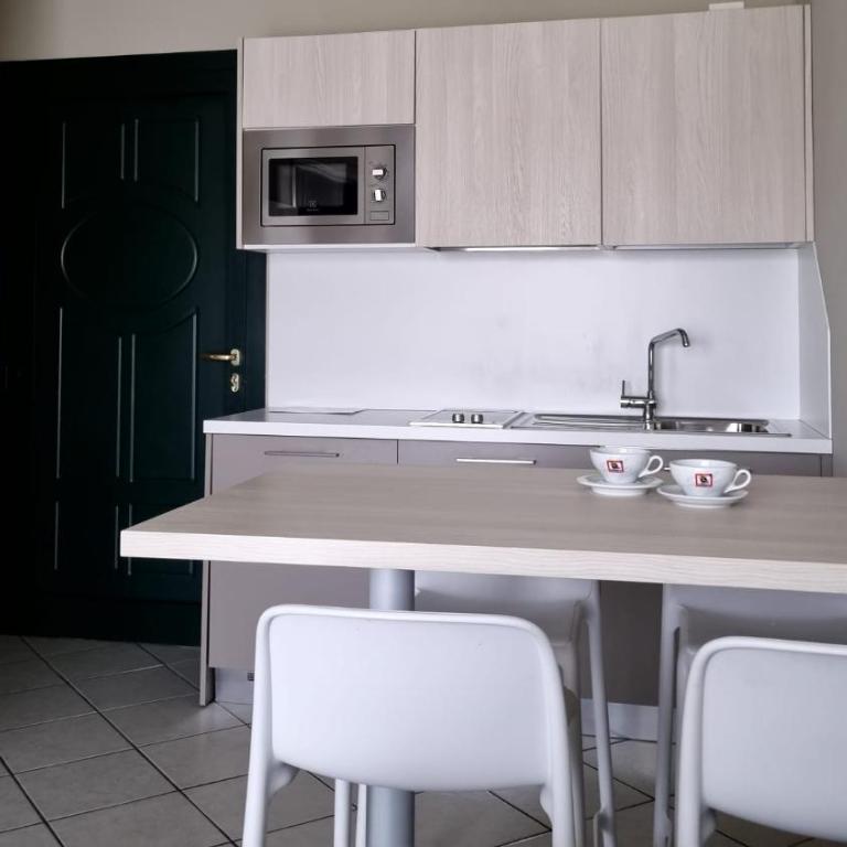 Le Terrazze sul Lago Hotel & Residence - Superior One Bedroom Suite with Terrace and Lake View - 6