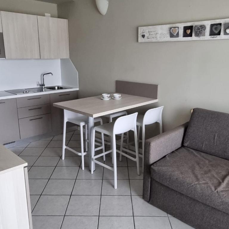 Le Terrazze sul Lago Hotel & Residence - Superior One Bedroom Suite with Terrace and Lake View - 8