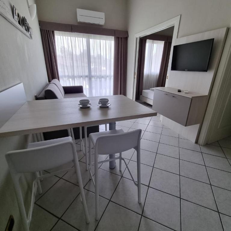 Le Terrazze sul Lago Hotel & Residence - Superior One Bedroom Suite with Terrace and Lake View - 7