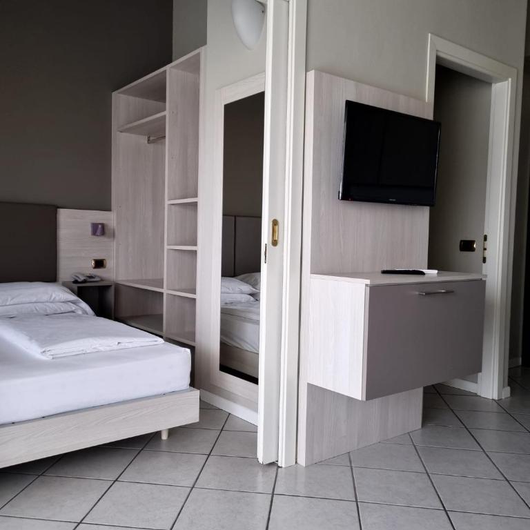 Le Terrazze sul Lago Hotel & Residence - Superior One Bedroom Suite with Terrace and Lake View - 4