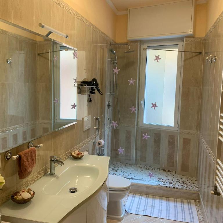 Azzurra holiday home - 850 m al mare - 75 mq - balconata vivibile - wi-fi - pay tv gratis - posteggio auto condominiale non assegnato - Appartamento con 2 Camere da Letto - 5