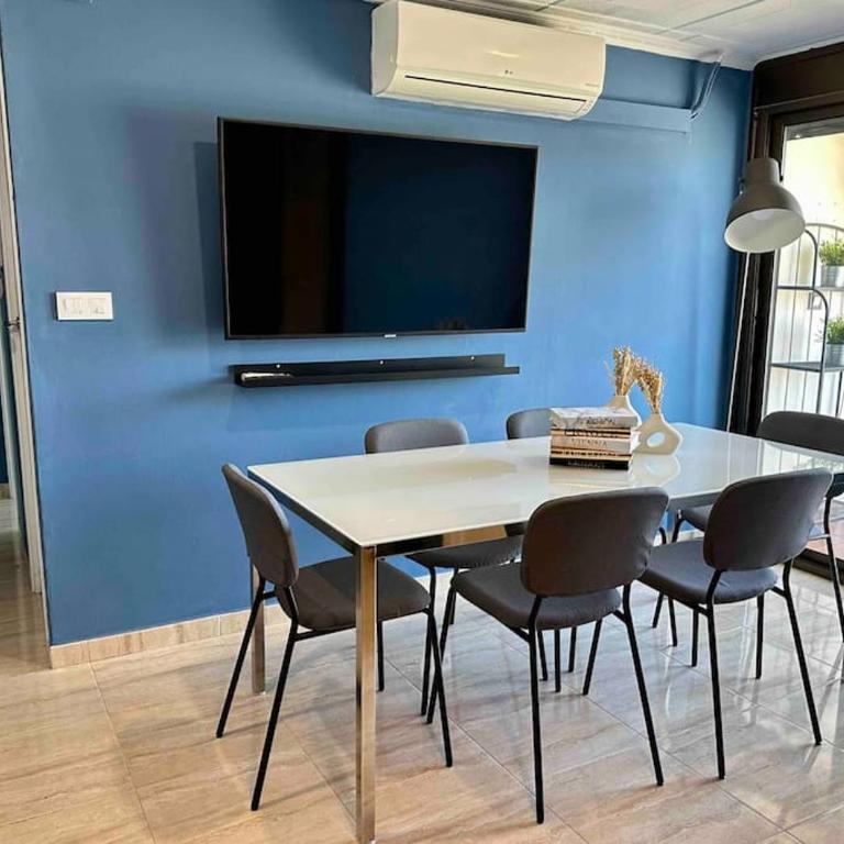 8 min walk to the beach & 10 min walk to Convention Centre ! - Apartment - 5