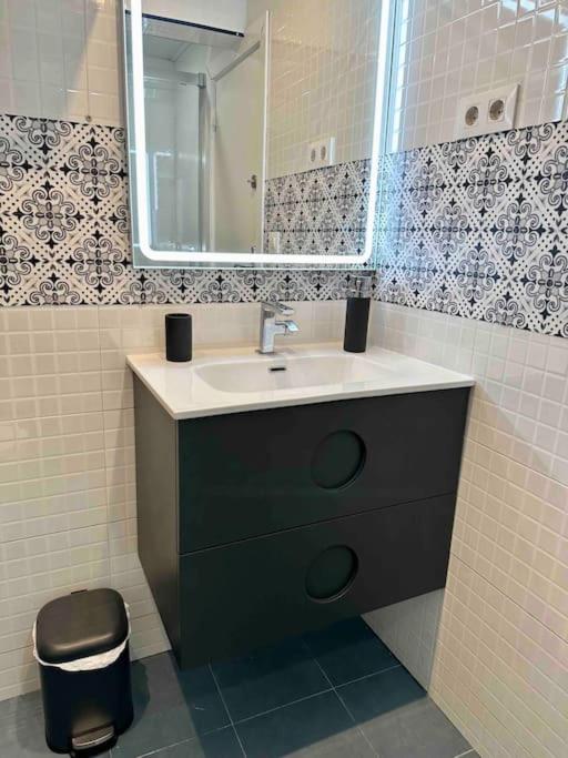 8 min walk to the beach & 10 min walk to Convention Centre ! - Apartment - 18