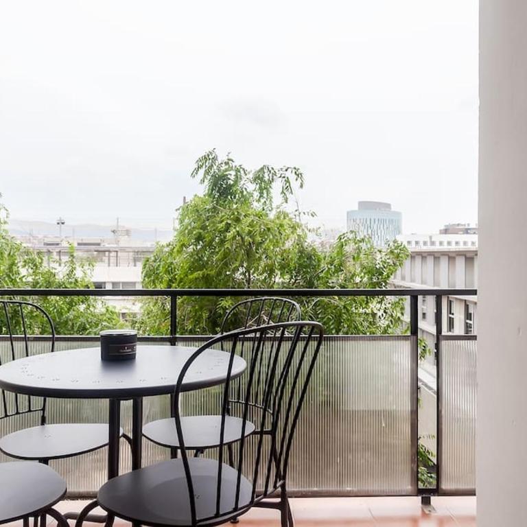 8 min walk to the beach & 10 min walk to Convention Centre ! - Apartment - 24