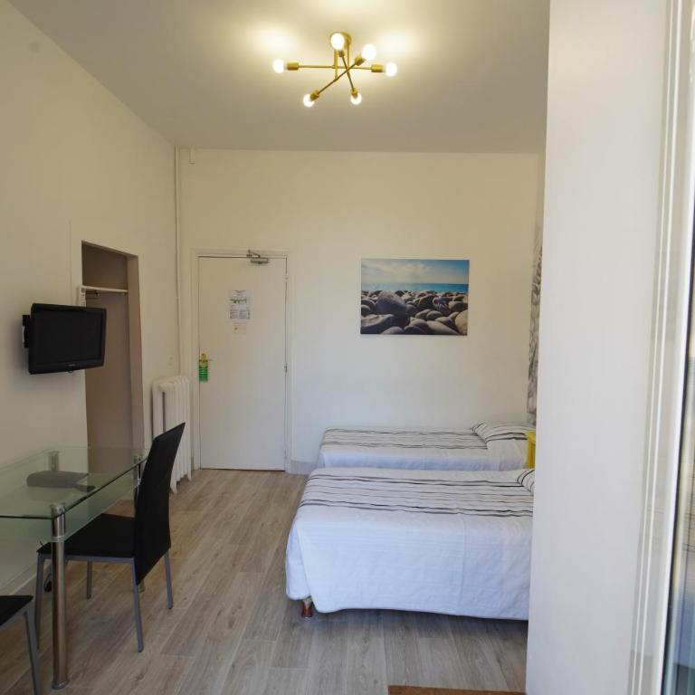 Hotel Cresp - Chambre Lits Jumeaux avec Balcon et Vue sur la Cour - 5