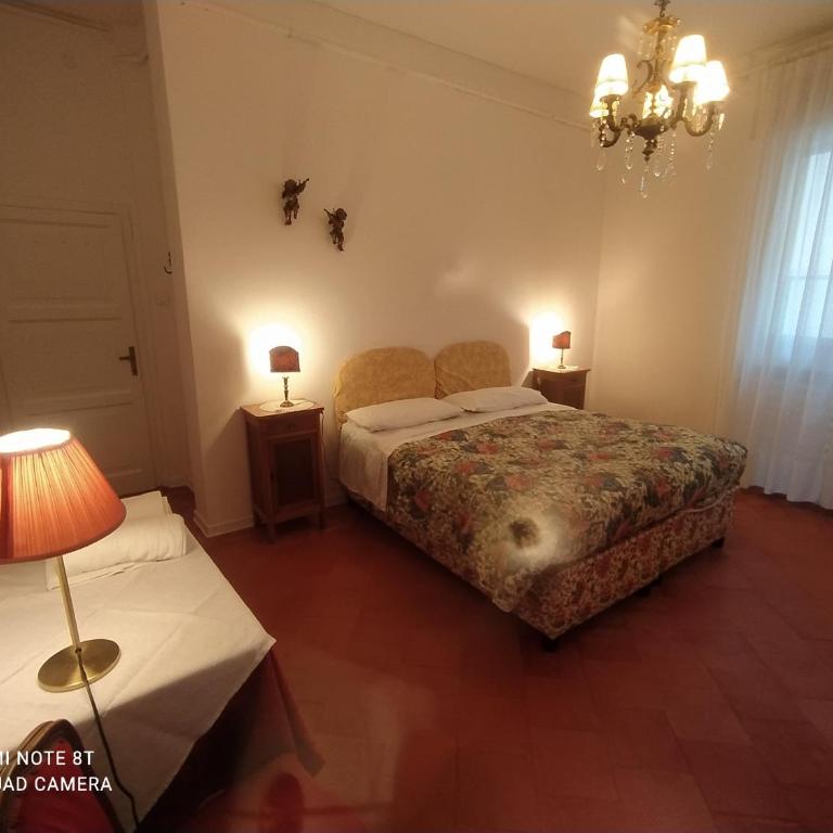Casa Gialla - Camera Matrimoniale o Doppia con Letti Singoli con Balcone e Bagno in Comune - 1