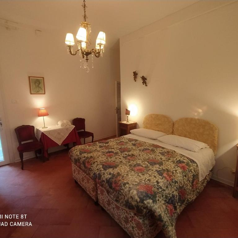 Casa Gialla - Camera Matrimoniale o Doppia con Letti Singoli con Balcone e Bagno in Comune - 2