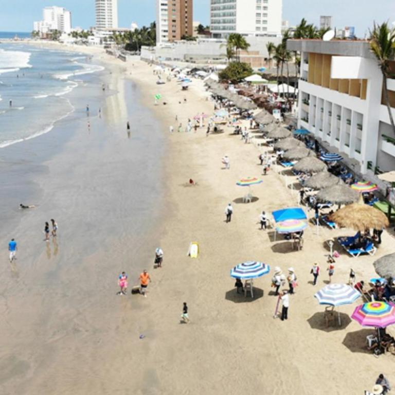 Zona Dorada - Playa Frente - Departamento #1 - Three-Bedroom Apartment - 4