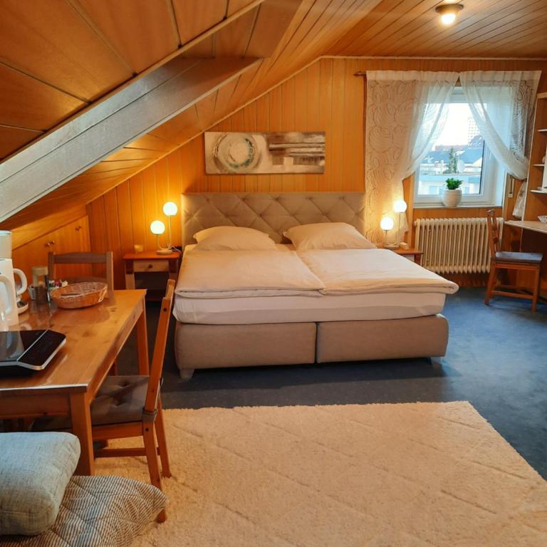 Privatzimmer in Augsburg-Haunstetten - Doppelzimmer mit eigenem Bad - 1