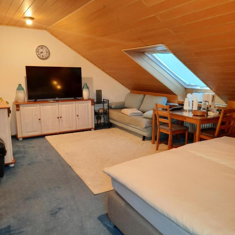 Privatzimmer in Augsburg-Haunstetten - Doppelzimmer mit eigenem Bad - 2