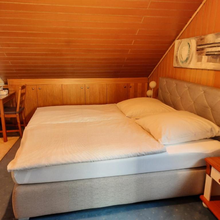 Privatzimmer in Augsburg-Haunstetten - Doppelzimmer mit eigenem Bad - 5