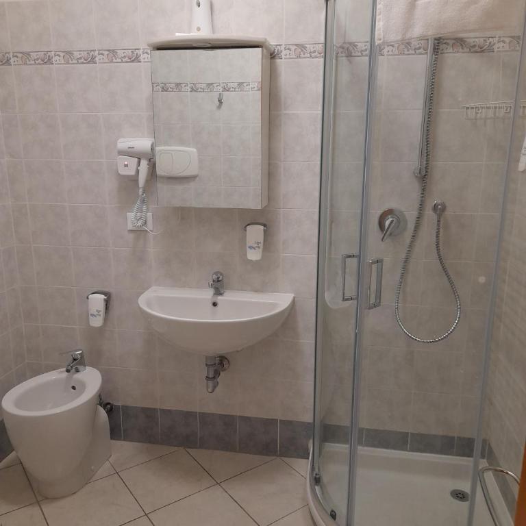 vasco rent rooms - Ampia Camera Matrimoniale/Doppia con Letti Singoli - 3