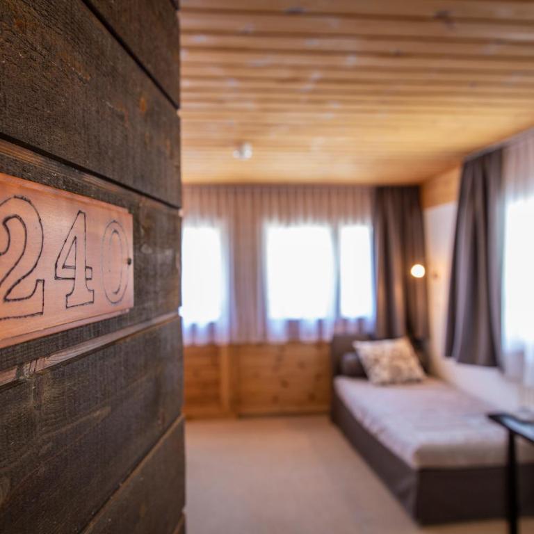 Hôtel Alpina - Swiss Ski & Bike Lodge Grimentz - Familienzimmer mit Doppelbett - 4