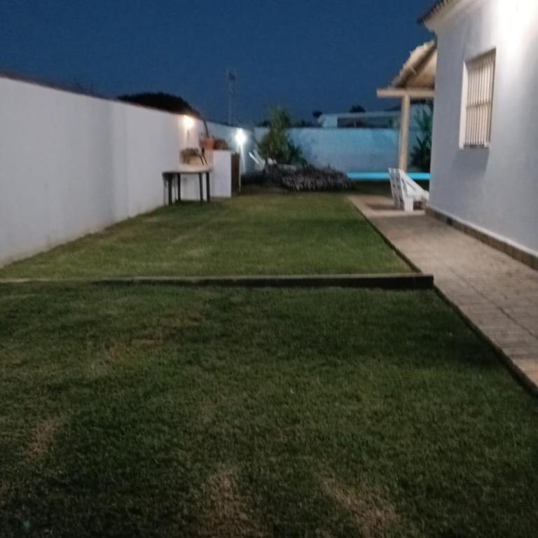Las Casitas de la Barrosa con jardín y piscina - Casa - 46