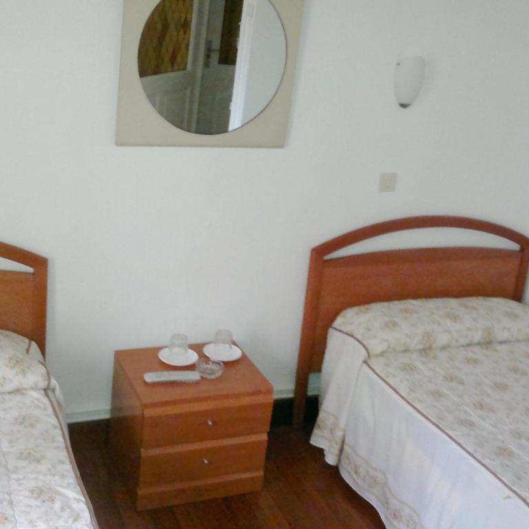 Pension Martinez - Twin Room with Shared Bathroom - 1