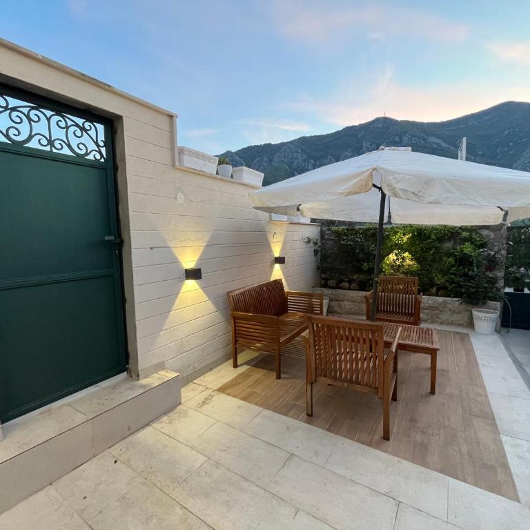 Villa Miramare , Dobrota seafront - Apartment with Sea View - 14