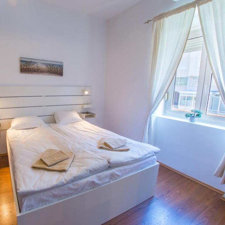 Central train station apartment - One-Bedroom Apartment - 13