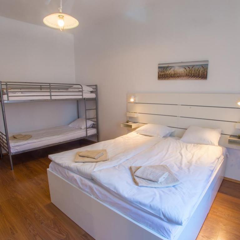 Central train station apartment - One-Bedroom Apartment - 12